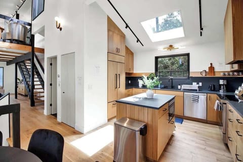 Beautiful kitchen with everything you need!