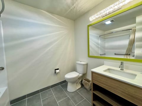 Comfort Room, 1 Queen Bed, Accessible Bathtub | Bathroom | Bathtub, hair dryer, towels, soap