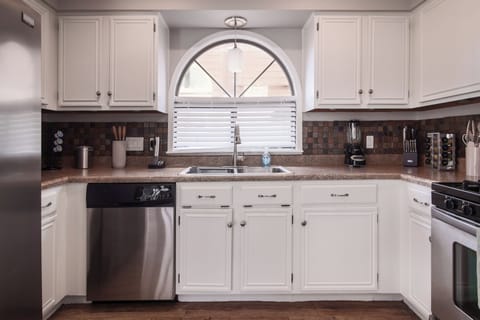 This fully stocked kitchen features stainless steel appliances, a double sink and a great kitchen for whipping up a fantastic meal!