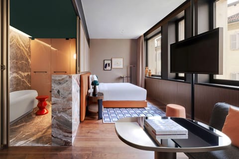 Junior Suite, 1 King Bed, Non Smoking | Hypo-allergenic bedding, minibar, in-room safe, blackout drapes