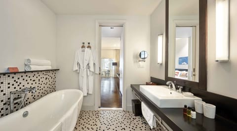 Premier Room Sea-Facing | Bathroom | Free toiletries, hair dryer, bathrobes, slippers