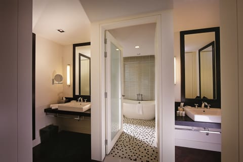 Premier Suite | Bathroom | Free toiletries, hair dryer, bathrobes, slippers