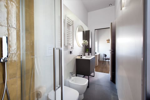 Deluxe Room | Bathroom | Shower, rainfall showerhead, free toiletries, hair dryer