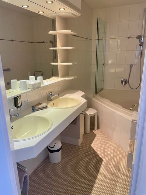 Panoramic Studio Suite, Mountain View | Bathroom | Free toiletries, hair dryer, bathrobes, slippers