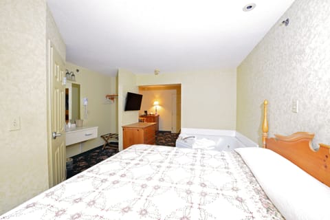 Standard Room, 1 King Bed with Sofa bed, Jetted Tub | Laptop workspace, free WiFi, bed sheets, wheelchair access