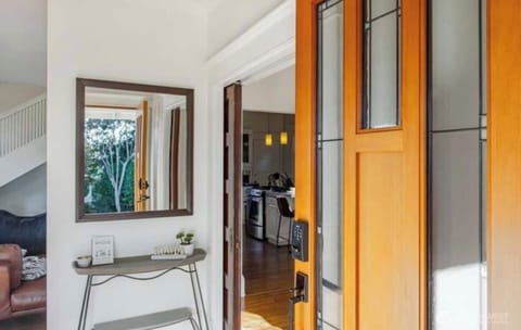 客厅 Living Room
Natural light pours in through large windows, enhancing the neutral color palette and polished hardwood floors. A well-placed console table and mirror add a touch of style and functionality to the entryway, making it easy to grab essentials on your way out.