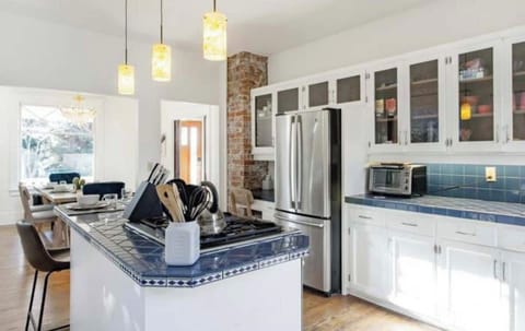 厨房 kitchen
A large window floods the space with natural light, creating an inviting atmosphere, while the stainless-steel appliances ensure modern convenience. The deep farmhouse-style sink with a sleek, high-arc faucet adds both beauty and functionality, making meal prep and cleanup a breeze.