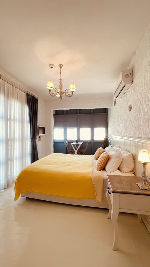 Traditional Double Room | Laptop workspace, free WiFi, bed sheets