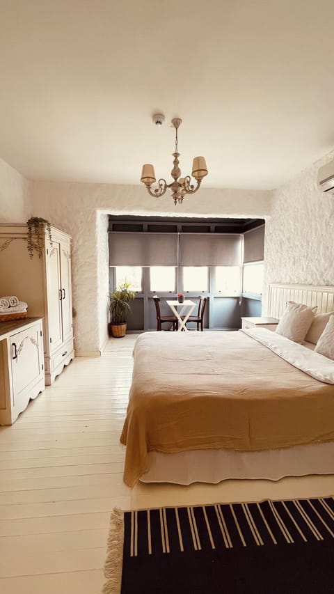 Traditional Double Room | Laptop workspace, free WiFi, bed sheets