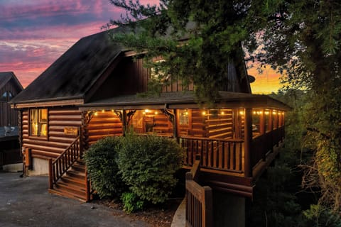 Luxury Retreat: Gated Resort Cabin with Indoor & Outdoor Pools and Mini Golf