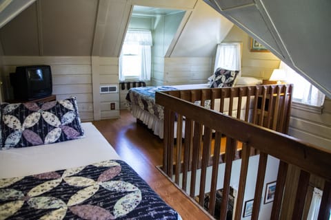 Family Cabin, 2 Double Beds with Fireplace | Individually decorated, individually furnished, iron/ironing board