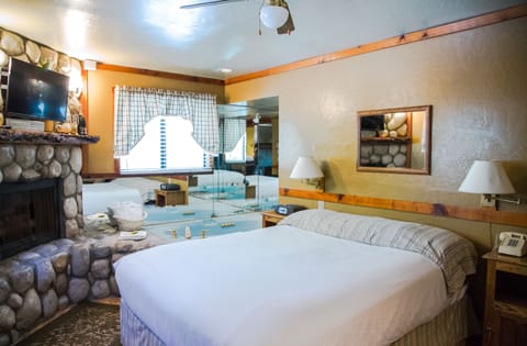 Standard Room, 1 Queen Bed, Jetted Tub | Individually decorated, individually furnished, iron/ironing board