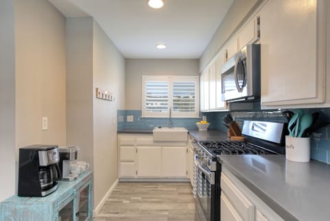 This charming kitchen may be on the smaller side, but it’s packed with style and modern convenience.