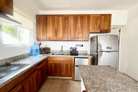 Toaster, cookware/dishes/utensils