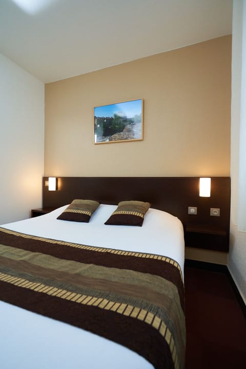 Standard Room, 1 Double Bed | Desk, soundproofing, iron/ironing board, free WiFi