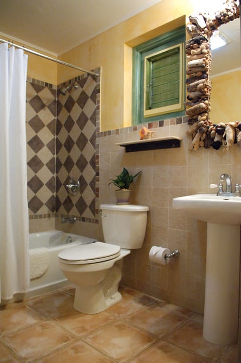 Superior Cottage | Bathroom | Shower, free toiletries, hair dryer, towels