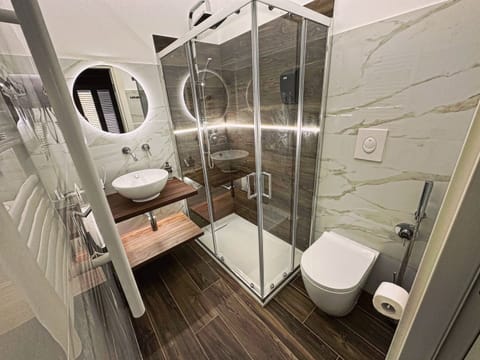 Comfort Suite, Ensuite (Suite Comfort) | Bathroom | Shower, rainfall showerhead, free toiletries, hair dryer