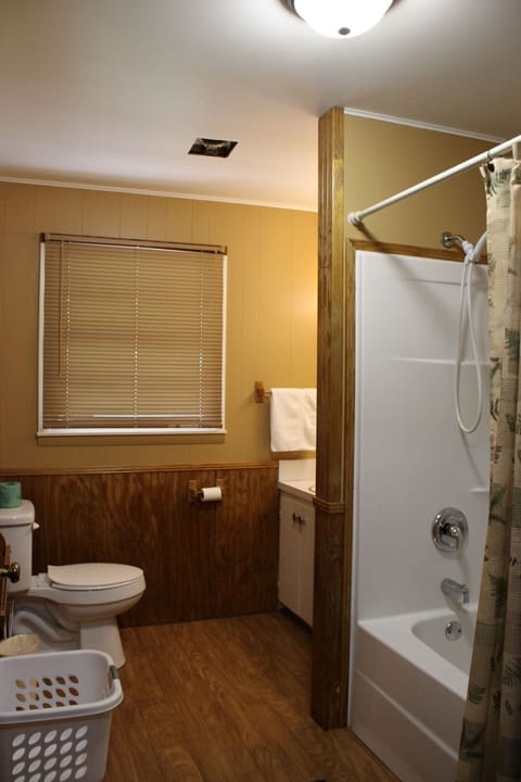 Three Bedroom Two Bathroom Cabin | Bathroom | Towels, soap, toilet paper