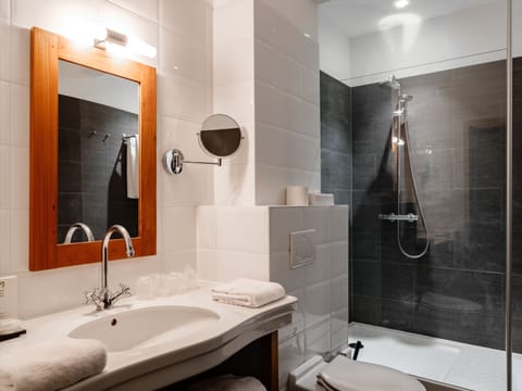 Junior Suite | Minibar, in-room safe, desk, blackout drapes