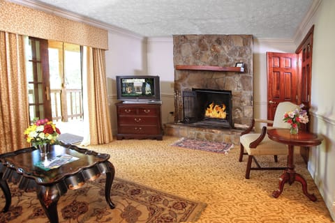 King Fireplace Suite in Rabun Bald Bldg | Living area