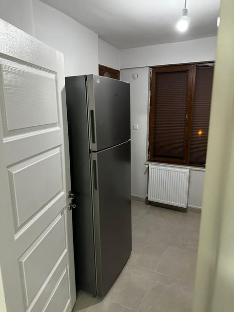 Full-size fridge, stovetop, dishwasher, cookware/dishes/utensils