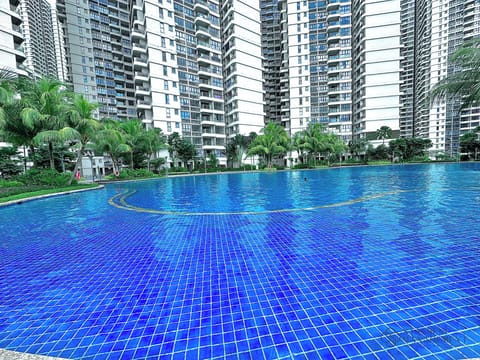 2 outdoor pools