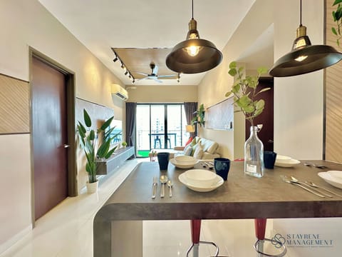 Design Apartment, 2 Bedrooms, Sea View | In-room dining