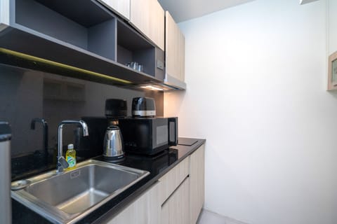 Exclusive Studio Suite, Balcony, Partial Ocean View | Private kitchenette | Electric kettle, toaster