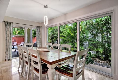 The dining area features a large table that comfortably accommodates 8 guests, providing ample space for enjoyable meals and conversations.