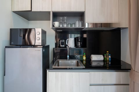 Exclusive Apartment, Balcony, Partial Sea View | Private kitchenette | Electric kettle, toaster