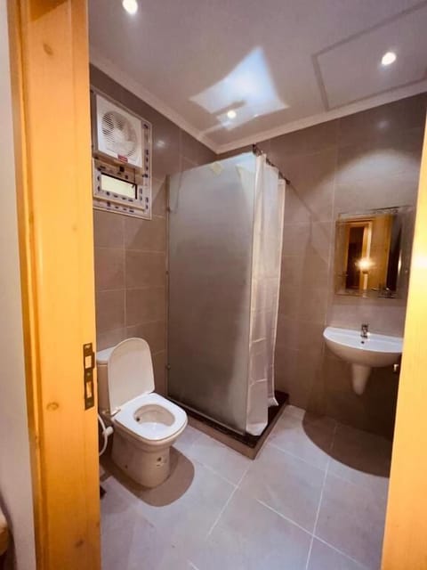 Basic Single Room, City View | Bathroom | Combined shower/tub, towels, soap, toilet paper