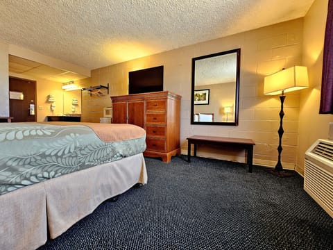 Deluxe Room, 1 King Bed | Desk, blackout drapes, soundproofing, iron/ironing board