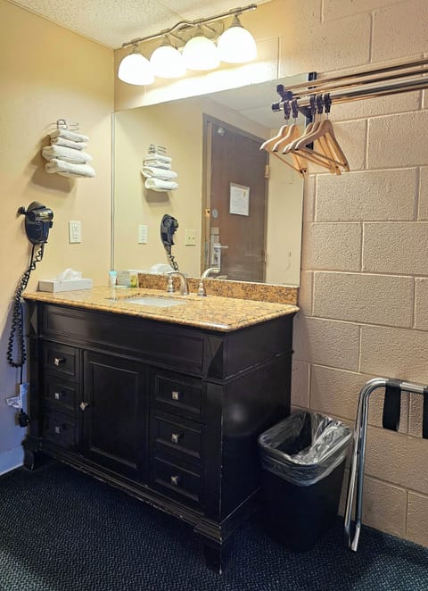 Standard Room, 1 King Bed | Bathroom | Combined shower/tub, free toiletries, hair dryer, towels