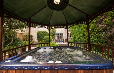 Whooper Cottage with Hot Tub | Outdoor spa tub
