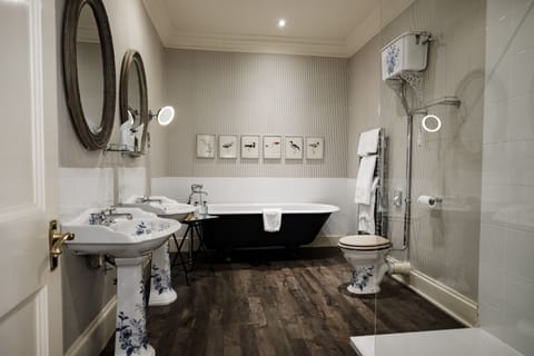 Deluxe Double or Twin Room | Bathroom | Hair dryer, towels