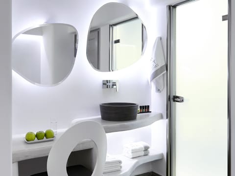 Deluxe Room, Balcony | Bathroom | Shower, rainfall showerhead, free toiletries, hair dryer