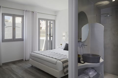 Suite, Balcony (Elegant) | Egyptian cotton sheets, premium bedding, down comforters, minibar
