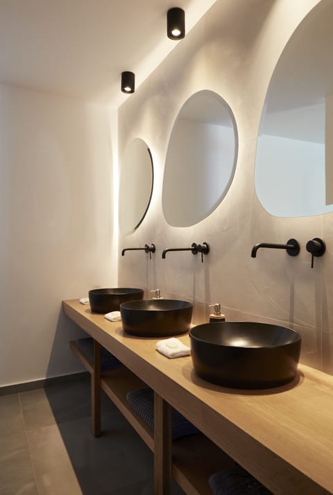 Capanna Suite | Bathroom | Shower, rainfall showerhead, free toiletries, hair dryer