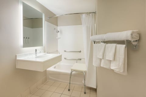 Combined shower/tub, free toiletries, hair dryer, towels