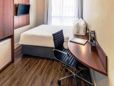 Standard Studio, 1 Double Bed | Hypo-allergenic bedding, minibar, in-room safe, desk