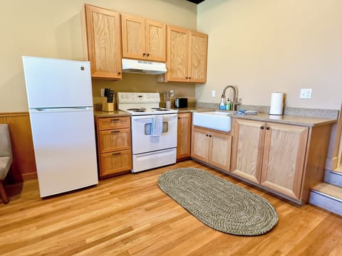 Suite #3, King bed | Private kitchen | Fridge, microwave, oven, stovetop