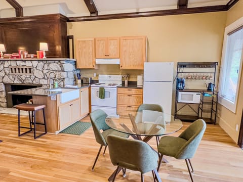 Suite #2, Sleeps 4 | Private kitchen | Fridge, microwave, oven, stovetop