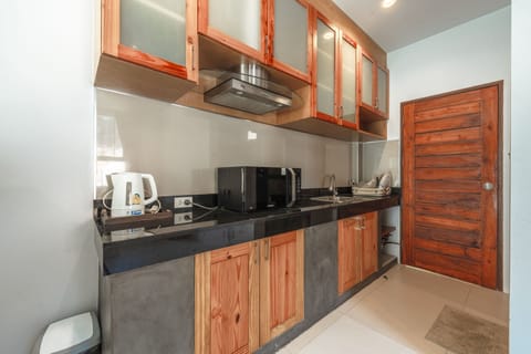 Standard Apartment, Accessible ( Calm and Spacious Studio View 1) | Private kitchenette