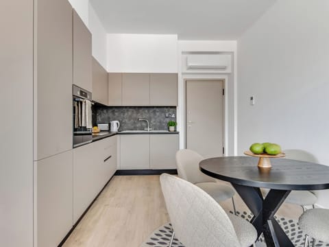 Studio, Multiple Bedrooms, Balcony, City View | Private kitchen