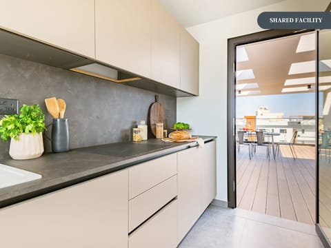 Studio, Multiple Bedrooms, Balcony, City View | Private kitchen