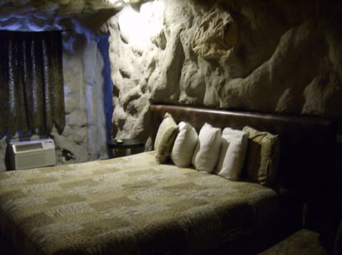 Suite, 1 Bedroom (Jurassic Cave) | In-room safe, soundproofing, iron/ironing board, free cribs/infant beds