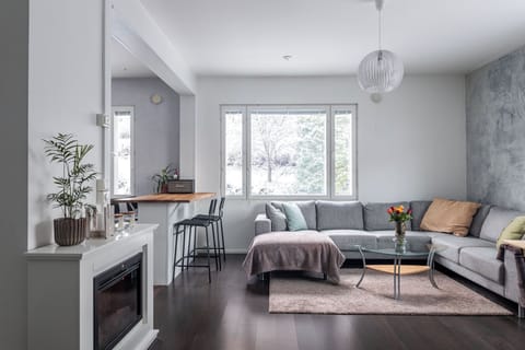 Deluxe Apartment, Courtyard View | Living area | 55-inch Smart TV with cable channels