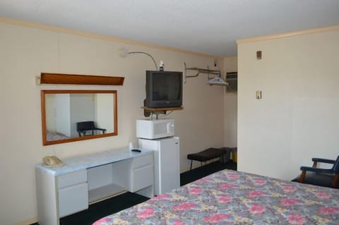 Economy Room, 1 Queen Bed | Desk, free WiFi, bed sheets