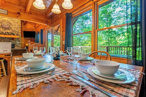 Sweet Bear Hideaway's inviting dining area