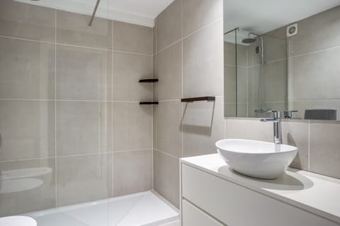 Business Condo, City View | Shared bathroom